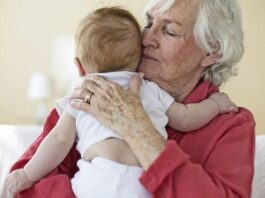 ¿Estuvo bien? Una abuela decidió cobrarle a su hija por cuidar a su nieto