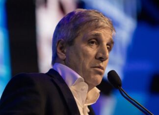 Caputo explicó cómo va a seguir el bono de $70.000 para jubilados de ANSES