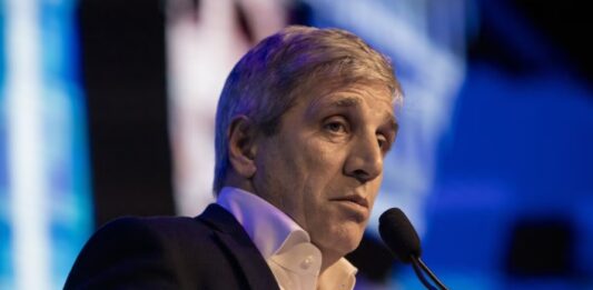 Caputo explicó cómo va a seguir el bono de $70.000 para jubilados de ANSES