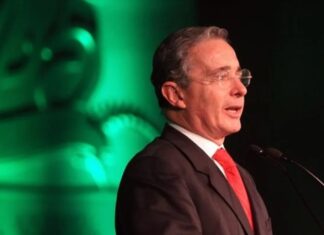 Colombia: Condenaron a Uribe a 12 años de prisión domiciliaria por fraude y soborno