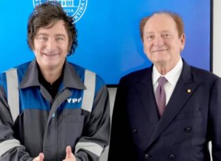 Milei se reunió con Merton y sorprendió con un mameluco de YPF