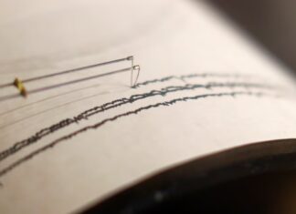Un terremoto de 7,6 golpeó el norte de Japón y rige una alerta por tsunami