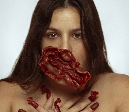 Paloma Mejía inauguró en CABA una muestra sobre cuerpo, fragilidad y poder