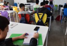 Ya rige la restricción de pantallas en aulas bonaerenses