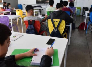 Ya rige la restricción de pantallas en aulas bonaerenses