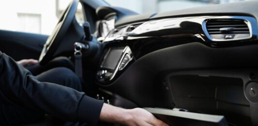 Por qué recomiendan colocar un ajo en el auto y qué significado tiene