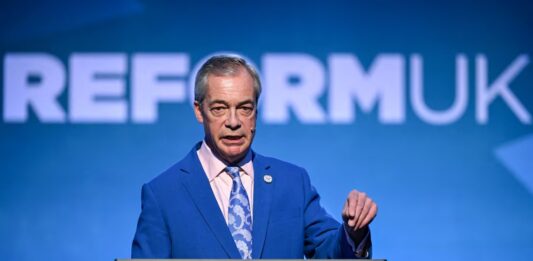 El británico Nigel Farage anunció que se reunirá con Javier Milei en medio de la tensión por Malvinas