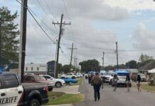 Terror en un desfile en EE.UU.: un auto embistió a la multitud y dejó al menos 15 heridos