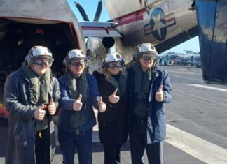 Fuerte gesto militar: Milei subió al portaaviones USS Nimitz
