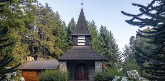 La emblemática Capilla de Villa La Angostura con inspiración europea
