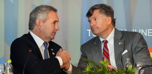 Viajar a EE.UU. sin visa: el tema vuelve a la agenda con una visita clave