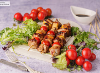 Brochetas de cerdo caramelizado con ananá