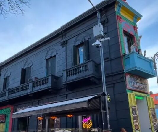 Críticas y desconcierto: Caminito amaneció pintado de negro
