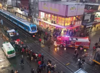 Tragedia en las vías del Sarmiento: murió un delivery que cruzó con la barrera baja