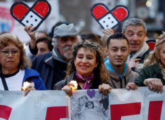 Trabajadores del Garrahan marcharon con velas al Obelisco en reclamo por sus salarios
