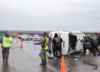 Pastor volcó su camioneta tras intentar tomar agua mientras conducía