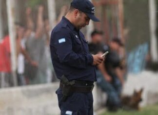 Policías vs. celulares: Neuquén quiere que miren la calle, no la pantalla