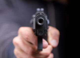 A juicio por robar con un arma y apuntar a un menor