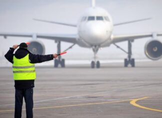 Controladores aéreos anunciaron paros escalonados por conflicto salarial