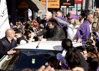 Evacuaron de urgencia a Milei y la comitiva tras incidentes en Lomas de Zamora