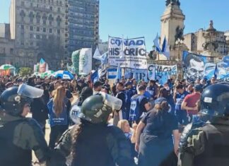 La policía desalojó a manifestantes frente al Congreso en medio del debate por los DNU