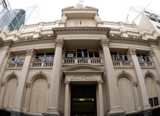 El Banco Central vendió USD 379 millones para frenar la suba del dólar