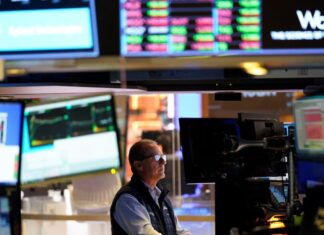 El dólar supera los $1500 y el riesgo país alcanza su nivel más alto en un año