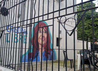 Morón: hicieron un mural de «Cristina Libre”, pero se ve tras las rejas