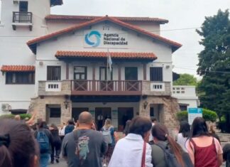 Movilización y reclamos en la Agencia Nacional de Discapacidad: ingresaron al edificio por la fuerza