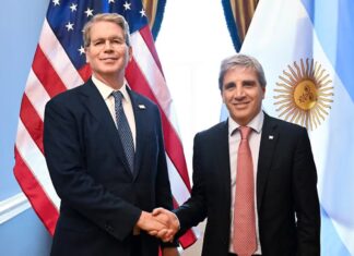 Caputo regresa al país tras acordar con EE.UU. un salvataje financiero