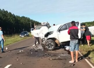 Dos camionetas chocaron de frente y una se incendió: cuatro muertos