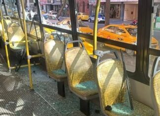 Locura en un ómnibus cordobés: pasajero destrozó las ventanillas con un martillo