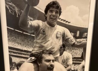 Murió Roberto Cejas, el hincha que alzó a Maradona en México 1986