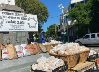 Panaderos de Merlo regalaron 4 mil kilos de pan en protesta por la crisis del sector