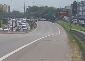 Grave incidente en la General Paz: se desplomó parte de un puente peatonal