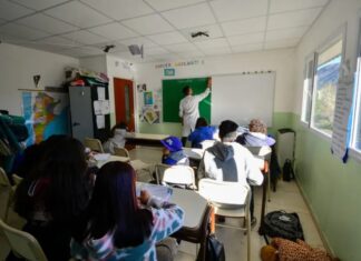 Docentes van a la huelga y apuntan contra la ley laboral aprobada en el Senado