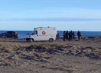 Rescataron a una mujer atada al borde del mar y denunció un secuestro