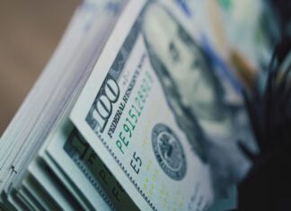 El dólar cayó por quinto día consecutivo y tocó su valor más bajo en un mes
