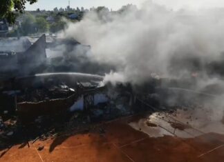 Incendio en Lomas de Zamora: dos fábricas quedaron destruidas y evacuaron a los vecinos
