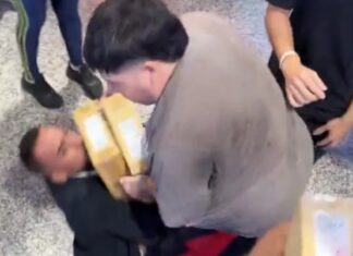 Black Friday fuera de control: gente tirada en el piso y golpes por una notebook