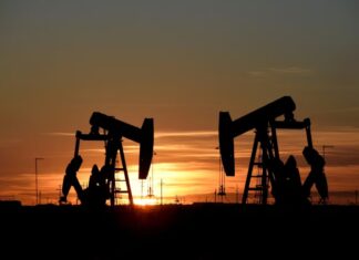 El Gobierno eliminará las retenciones al petróleo y firmó el primer convenio con Chubut