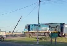 Santa Fe: un tren arrolló a un camión y el chofer sobrevivió de milagro