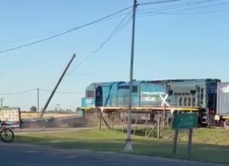 Santa Fe: un tren arrolló a un camión y el chofer sobrevivió de milagro