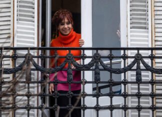 Cristina Kirchner podrá salir dos horas por día a la terraza de su domicilio
