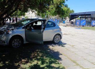 Sufrió un infarto mientras manejaba, perdió el control del auto y falleció tras chocar en Plaza Moreno