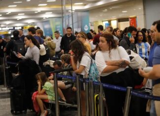 Demoras y vuelos cancelados en todo el país por un paro de controladores aéreos