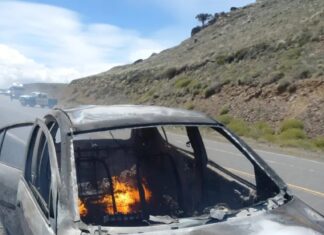 Un incendio destruyó el auto de una familia que viajaba a Chile