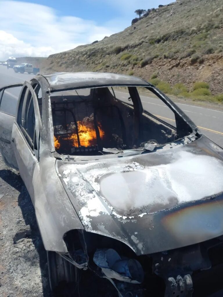 Un incendio destruyó el auto de una familia que viajaba a Chile ...