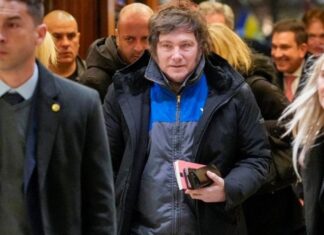 Milei llamó la atención en su llegada a Oslo vistiendo un mameluco de YPF