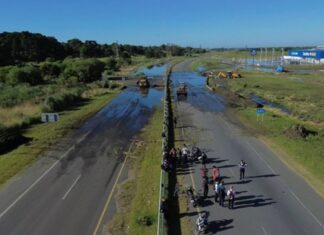 Asco y caos en la Ruta 11: un desborde cloacal cortó el tránsito
